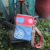 Domelo kleine Umhängetasche. Trachtentasche aus Upcycling Jeans & Canvas mit Herz-Motiv
