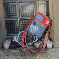 Domelo kleine Umhängetasche. Trachtentasche aus Upcycling Jeans & Canvas mit Herz-Motiv